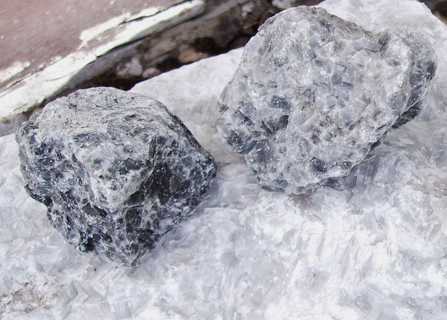 rohJPG.JPG (459.24 KiB) 5489 mal betrachtet der dunkle brocken links ist das ausgangmaterial aus dem trommelsteine + anhänger<br />hergestellt sind