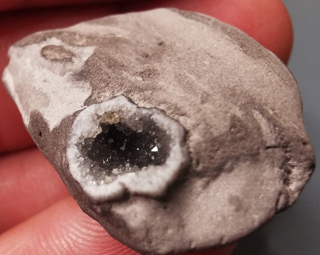 Zweites Fundstück mit schönen kristallen darin