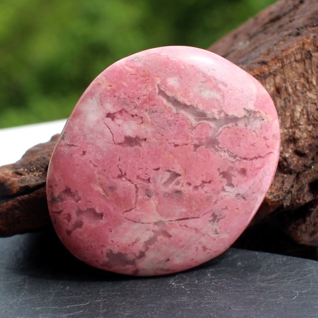 15920_7-rhodonite-hand-stein-flach.jpg