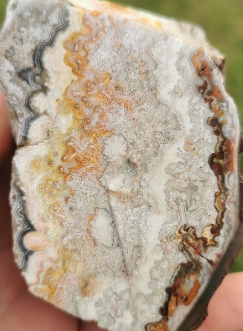 So sehen die Stücke aus dem neueren Abbau aus. Leider mit sehr wenig Farbe.