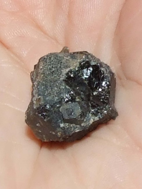 stein_schwarz_glitze_ungekannt_698_2023.jpg