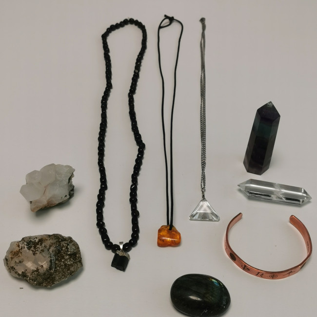 Bergkristall, Gardenquarz, Turmalin, Bernstein, Bergkristall, Fluorit, Bergkristall doppelender 7 cm, Kupfer Armband, Labradorit 4,5×3,5 cm 1,5 cm Höhe