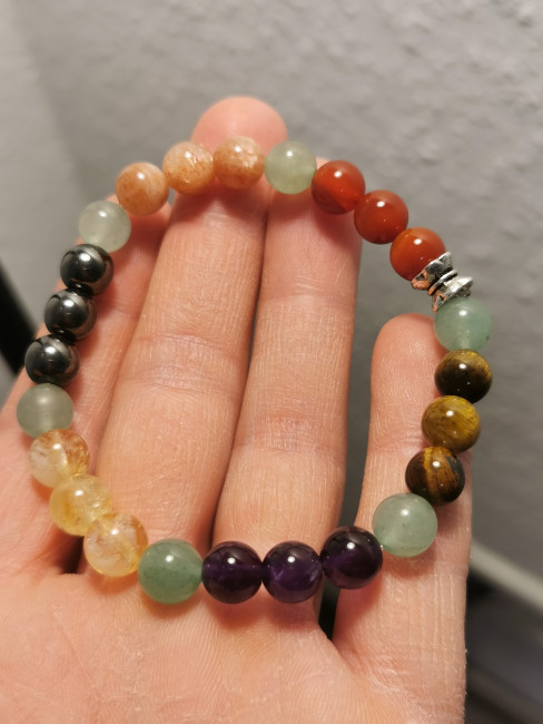 aus Tigerauge Amethyst Citrin Hämatit Sonnenstein Achat und die zwischen liegende sind Aventurin grün