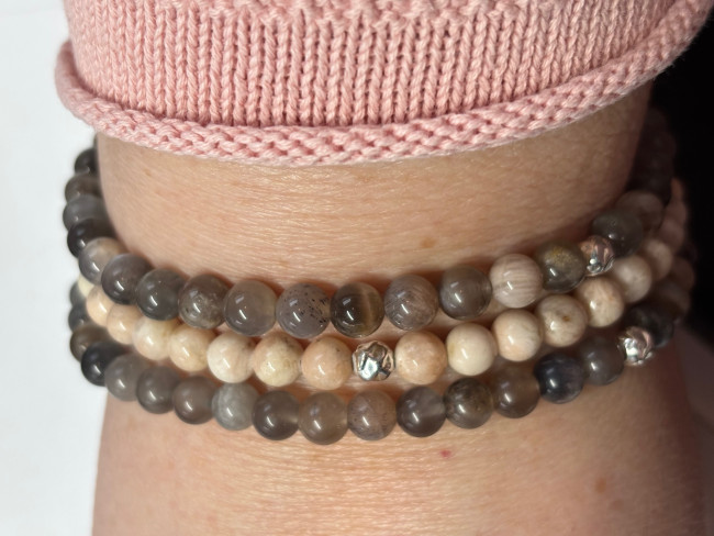 Schwarzer Mondstein mit Bayrit.jpg