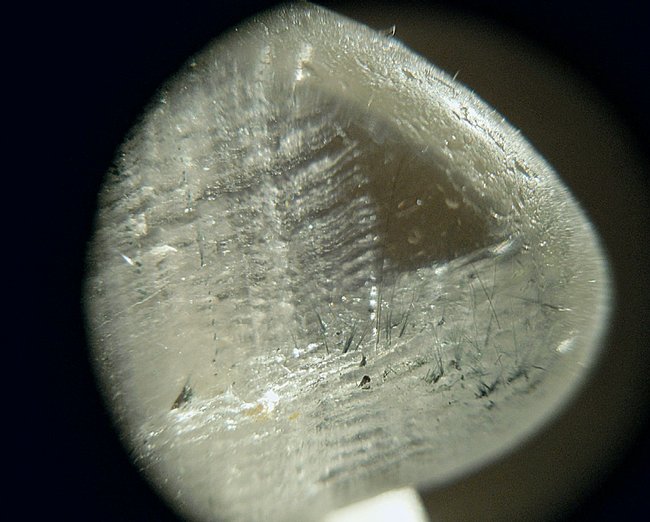 rutilquarz_ausschnitt1_ mit schwarzen rutilnädelchen.jpg