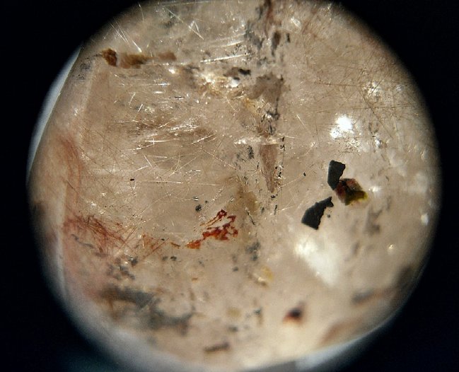 quarz mit epidot u. rutilnädelchen_vergr. ausschnitt1.jpg