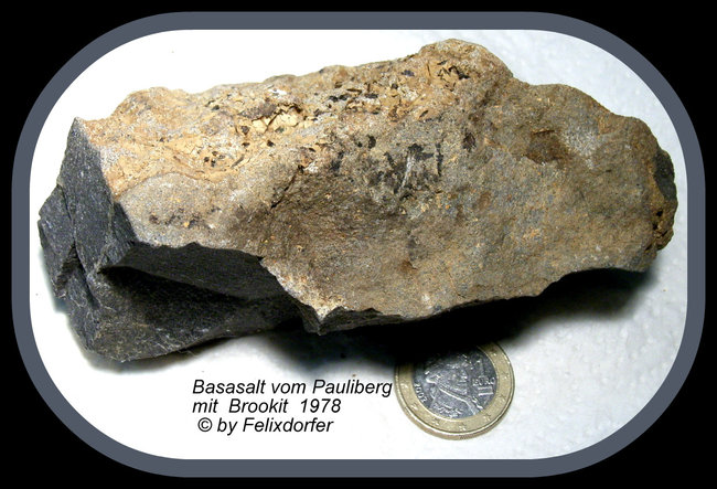 Basalt Rohstück mit aufgewachsenen kleinen Brookit Kristallen