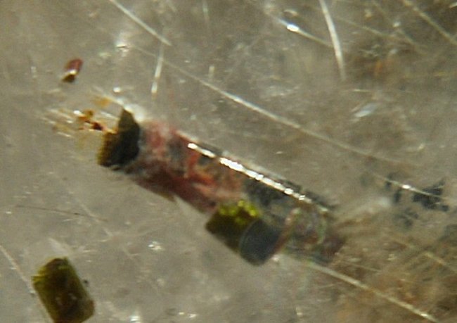 quarz mit turmalin u. rutilnädelchen_vergr. ausschnitt.jpg
