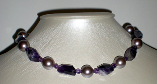 roh facettierter Amethyst, Amethystkugeln und lila Shellperlen
