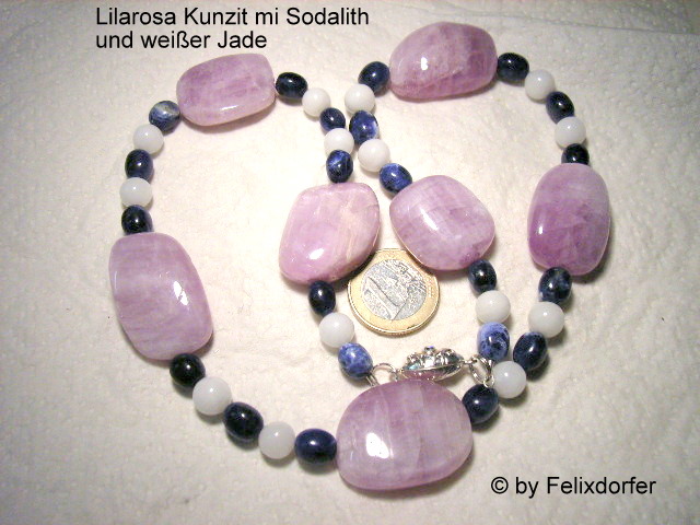 Kunzit lilarosa mit Sodalit und weißer Jade kombiniert