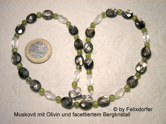 kleiner Muskovit mit Olivin kugeln und facettierten kleinen Berkristall  Oliven