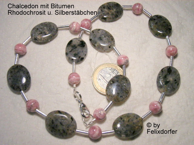 Chalcedon mit Bitumen einschlüssen und Rhodochrosit und Silberröllchen