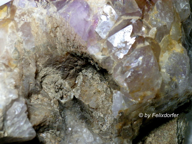 Amethyststück mit Schlot und Ausschwemmung Teilansicht