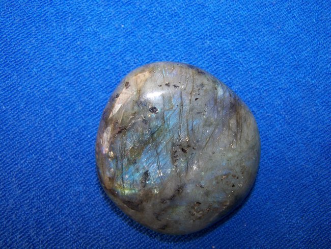 Labradorit mit Engel