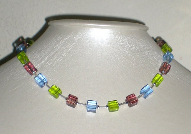 bunte glaswürfel mit silbersteg