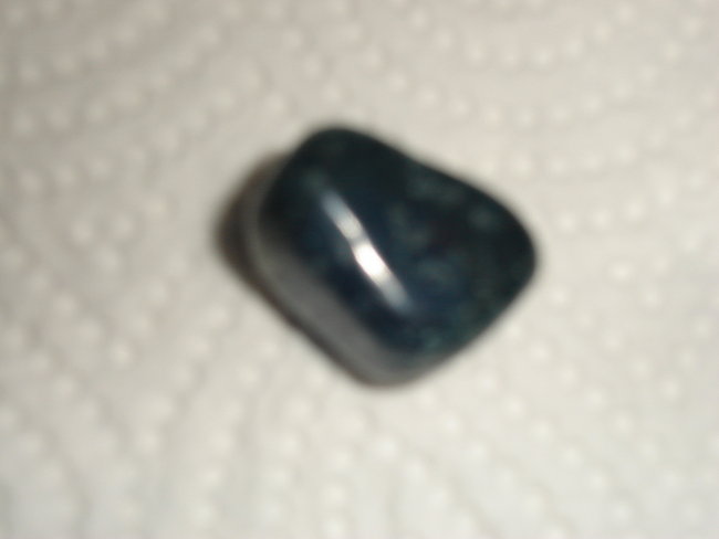 Das ist ein dunkel blauer glänzender mamorierter Stein ca 15 Gramm