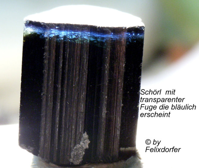 Schörlkristall mit hellem Streifen unterhalb der Endfläche