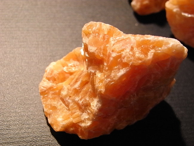 die Farbe geht mehr ins orangene