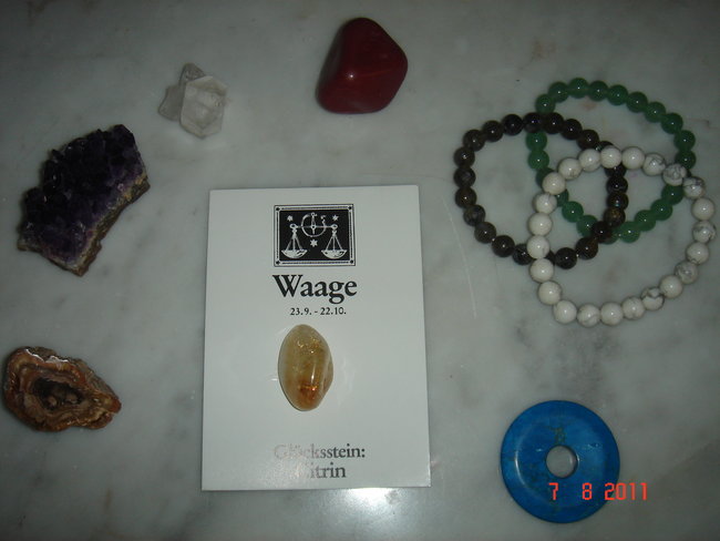 3 Armbänder (Labradorit, Aventurin, Magnesit, einen Citrin-Trommler, ein Stück versteinertes Holz, ein Amethyst-Drusen-Teil, Bergkristall, ein roter Jaspis-Trommler, ein Magnesit Donut (ja, er ist gefärbt aber sooo schön &lt;3) :D