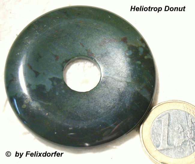 2 farbiger  grüner Jaspis Donut mit  ein paar rötlichen Flecken