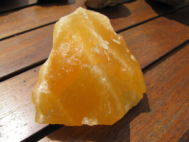 Orangencalcit