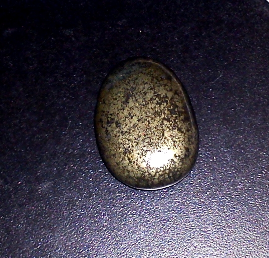Gebohrter Trommelstein - Pyrit(?)
