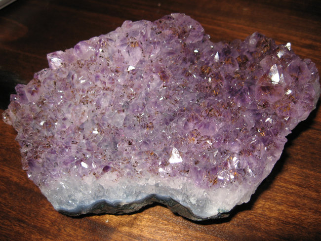Amethystdrusenstück mit Goethit Einschlüssen