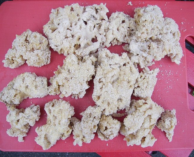 Fette Henne ... schon geputzt ... in Scheiben geschnitten<br />und wie ein Schnitzel paniert