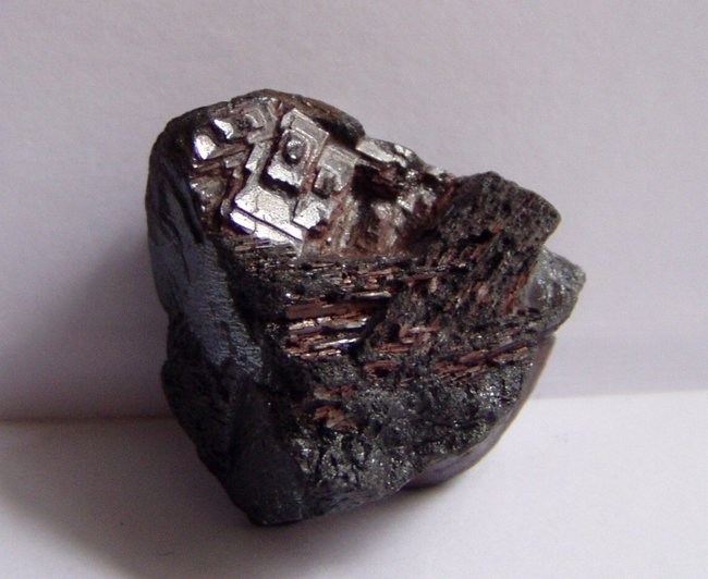 unbekannt Bild 1 Oberseite rot-scharz    4,3cm an der längsten Stelle