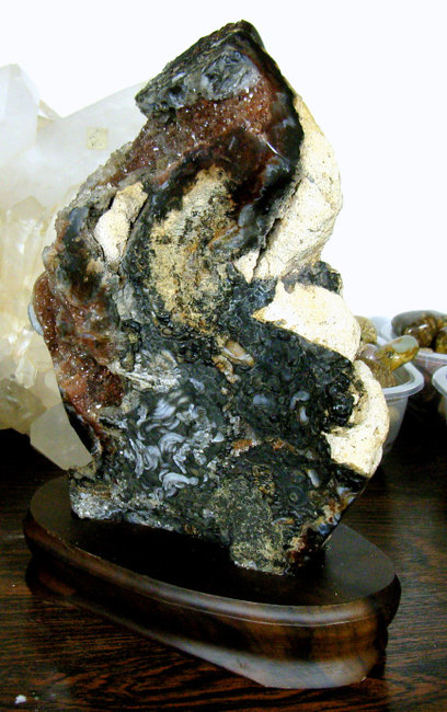 Chalcedon mit Eisenkiesel auf Kalkstein 1d