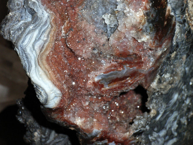 Chalcedon mit Eisenkiesel Ausschnitt 1g