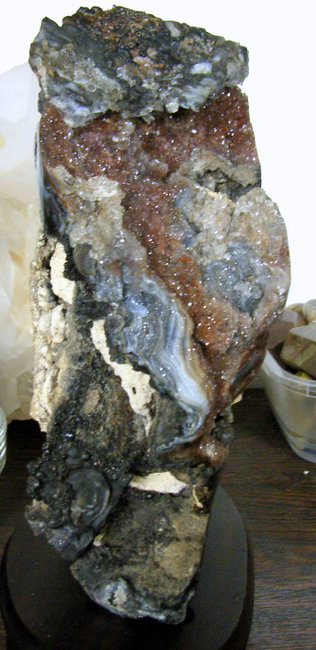 Chalcedon mit Eisenkiesel  1c auf Kalkstein