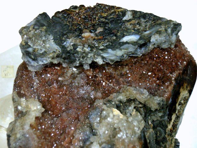 Chalcedon mit Eisenkiesel  Auschnitt  1 h