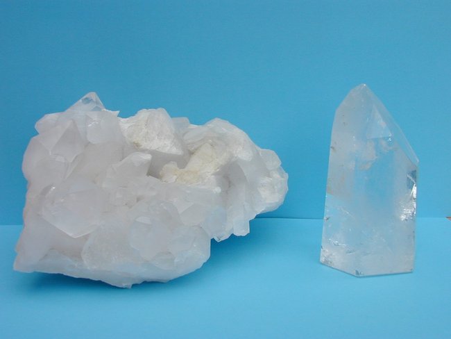 Bergkristallgruppe und Spitze ( 9cm hoch 5cm Durchmesser )