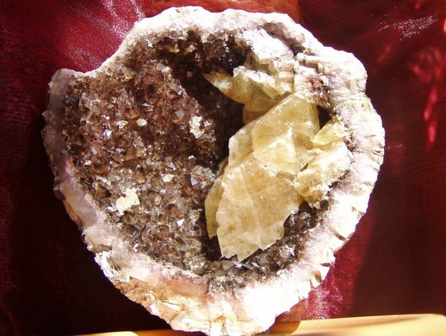 Amethyst mit Goethit und gelbem Calcit