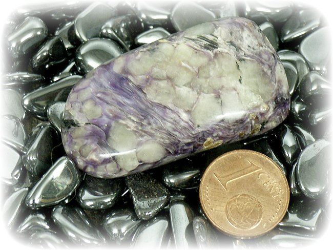 Hier auch viel glebliche Kristalle zu sehen aber man kann da schon die Schlieren des violette Charoits erkennen