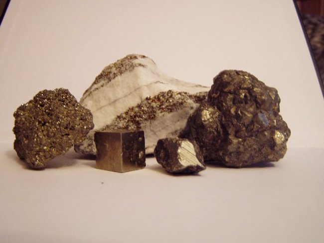 verschiedene Pyrite, bzw im Hintergrund ein Zucker-Dolomit mit Pyrit