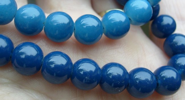 hellblaue-und-dunkelblaue-kugeln001.jpg