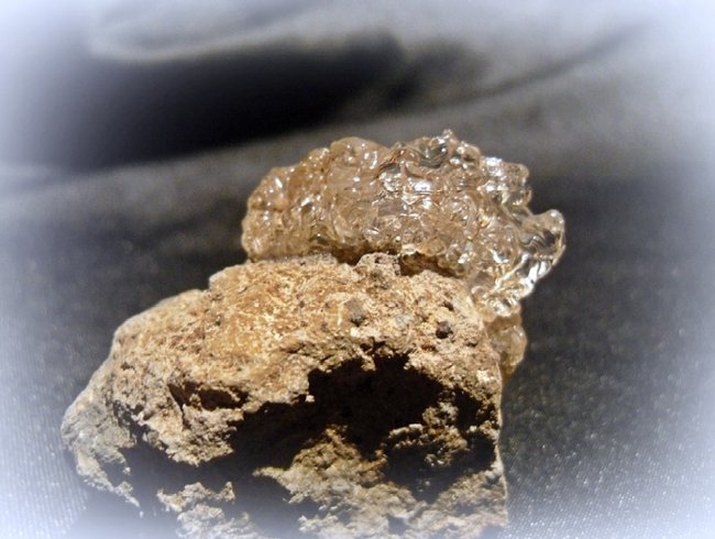 Hyalith auf Basalt_rs__ aus Valec, CSSR.jpg