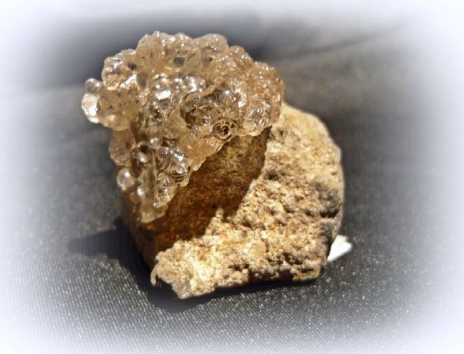 Hyalith auf Basalt aus Valec, CSSR.jpg (142.08 KiB) 1878 mal betrachtet hyalith auf Basalt aus Valec/ CSSR