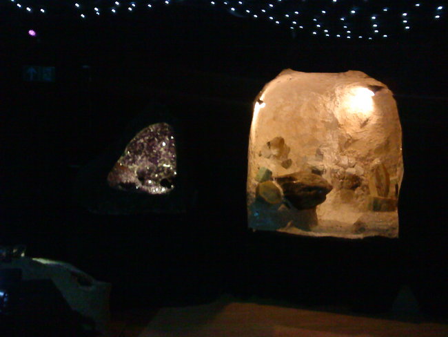 Steinhöhle beleuchtet