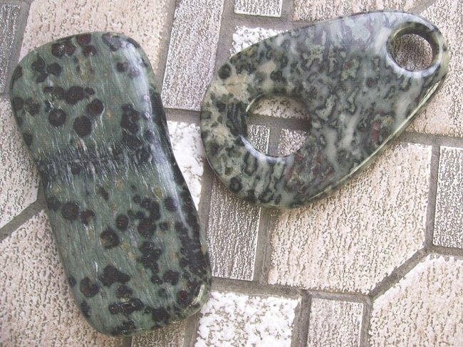 getrommelte Platte  7,5 cm   und  Kettenanhänger  6,5  cm