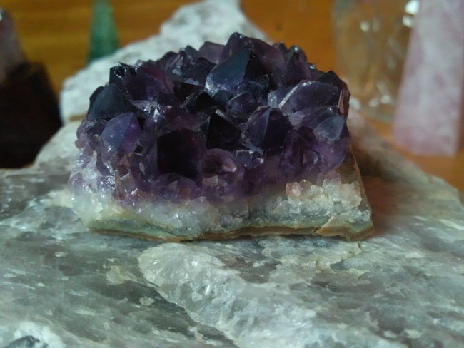 eine sehr dunkle, wunderschöne Miniamethyststufe
