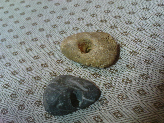 zwei mit Loch. Ich erinnere mich, dass ich den helleren bei einem Spaziergang mit meinen Eltern gefunden habe, als ich so etwa 8 Jahre alt war. Ich war damals sehr stolz auf meine &quot;steinzeitliche Pfeilspitze&quot; und habe sie lange an einem Lederband um den Hals getragen