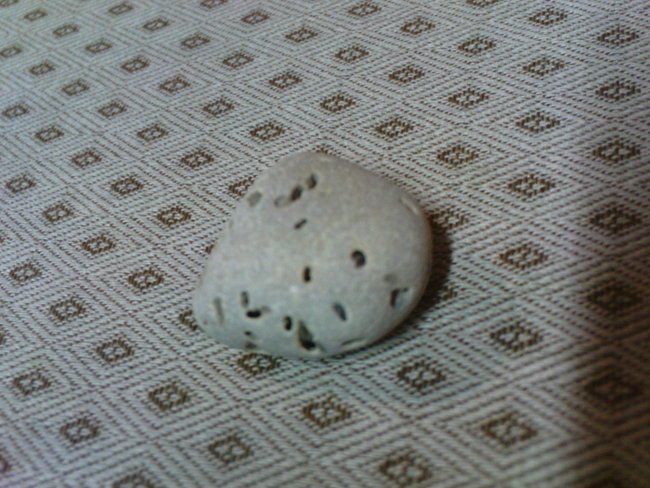 mit vielen kleinen Löchern