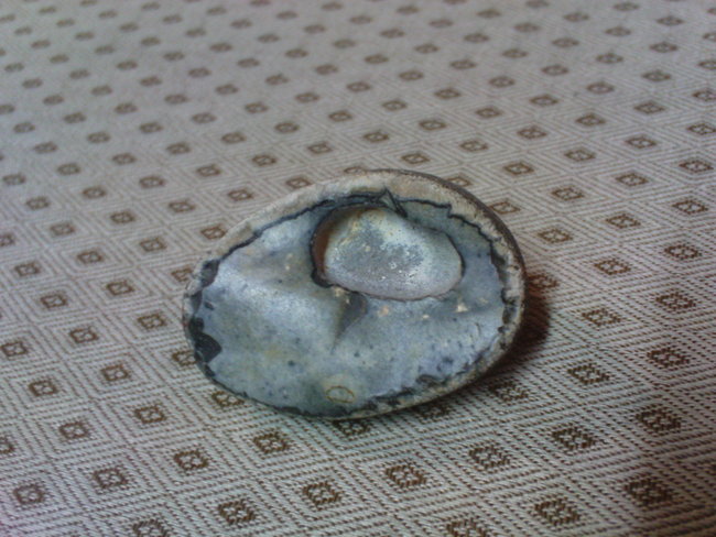 ...innen sehr interessant. Mit einer kleinen Einbuchtung, als wäre lange etwas im Stein drin gewesen.