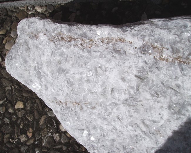 grosskristallin, weiss mit glimmer bzw pyrit.jpg