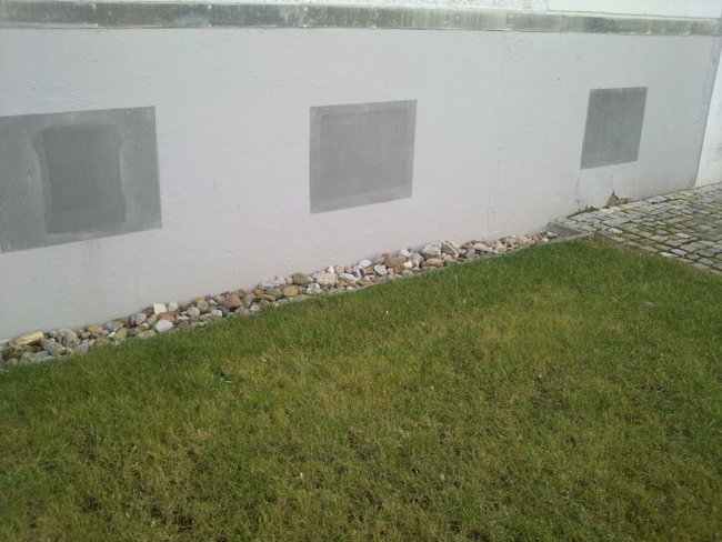 Hausumrandung(wird alle halbe Jahr neu aufgeschüttet)