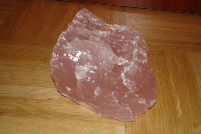 Ein Rosenquarz Rohstein
