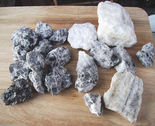 ein teil der beute,  so wie der rechts  unten  sieht das gestein &quot;normalerweise&quot; aus